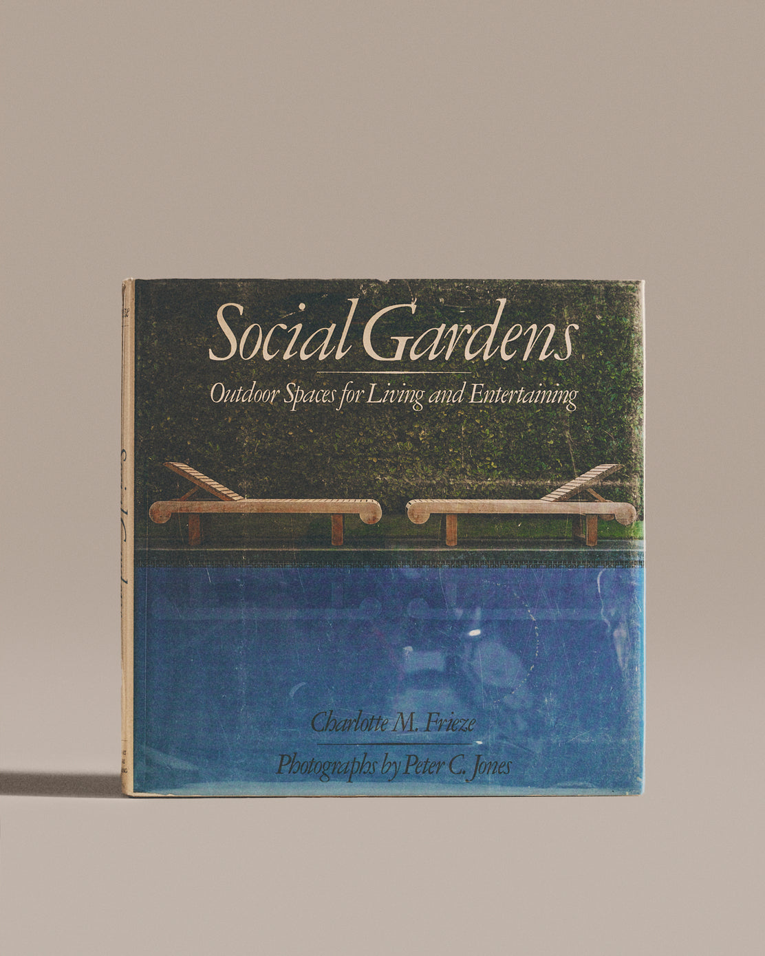 Social Gardens: Outdoor Spaces For Living And Entertaining