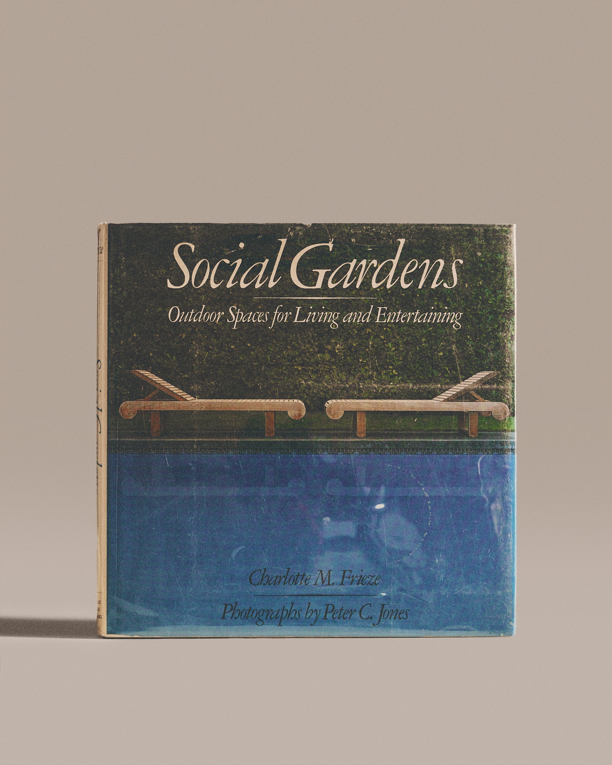 Social Gardens: Outdoor Spaces For Living And Entertaining